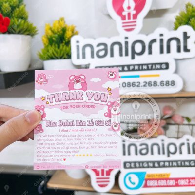 Mẫu Card Cám Ơn Gấu Dâu Shop Quần Áo, Thiệp Cám Ơn Gấu Dâu Shop Quần Áo, Danh Thiếp Cám Ơn Gấu Dâu Shop Quần Áo Dễ Thương đẹp giá rẻ